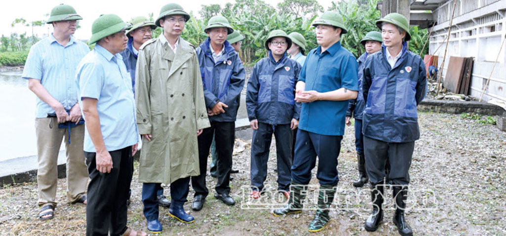 Đồng chí Trần Quốc Toản, Phó Bí thư Thường trực Tỉnh ủy, Bí thư Đảng ủy các cơ quan Đảng tỉnh kiểm tra, chỉ đạo công tác phòng, chống bão số 3 tại trạm bơm Triều Dương, xã Tiên Lữ, ngày 21/7/2025. (Ảnh: Lê Hiếu)