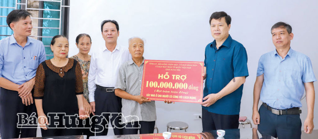 Đồng chí Trần Quốc Toản, Phó Bí thư Thường trực Tỉnh ủy, Bí thư Đảng ủy các cơ quan Đảng tỉnh trao biểu trưng kinh phí 100 triệu đồng hỗ trợ gia đình thương binh Phạm Hữu Thăng, xã Hoàng Hoa Thám xây mới nhà ở, ngày 26/7/2025. ( Ảnh: Nguyễn Quỳnh)