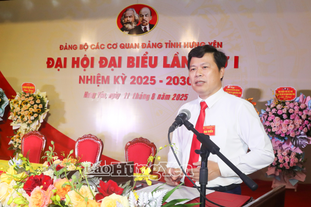 Đồng chí Trần Quốc Toản, Phó Bí thư Thường trực Tỉnh ủy, Bí thư Đảng ủy các cơ quan Đảng tỉnh điều hành nội dung bầu Đoàn Chủ tịch, Đoàn Thư ký và Ban Thẩm tra tư cách đại biểu.