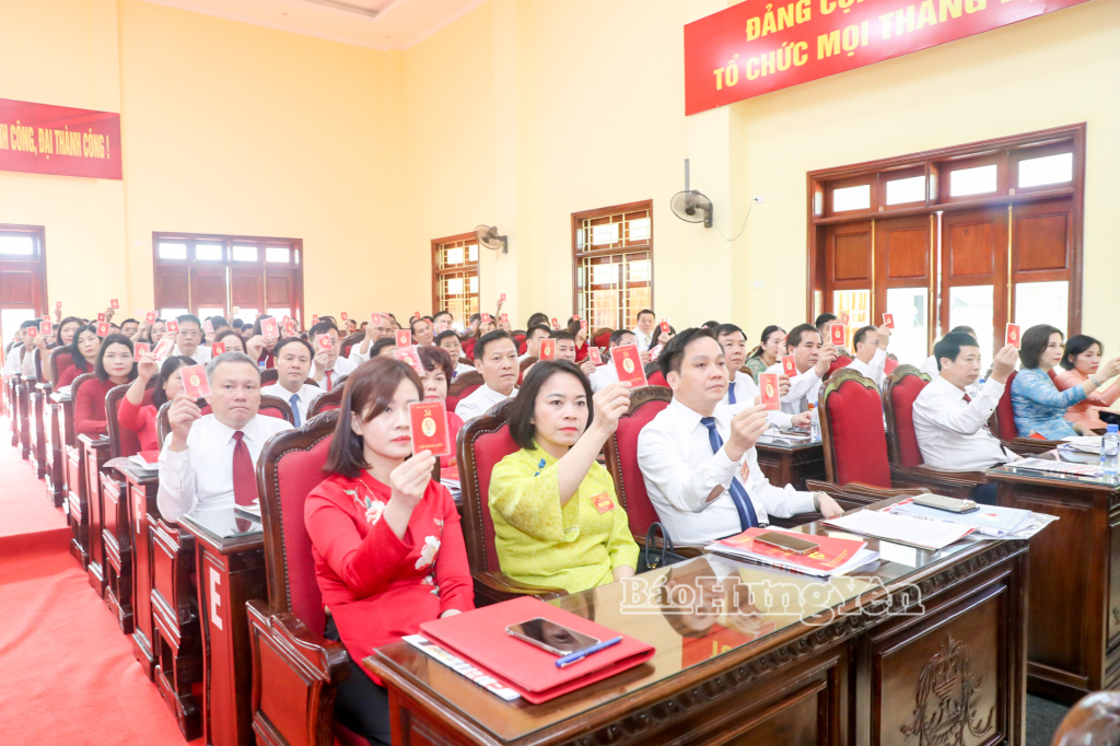Các đại biểu biểu quyết tại Đại hội.
