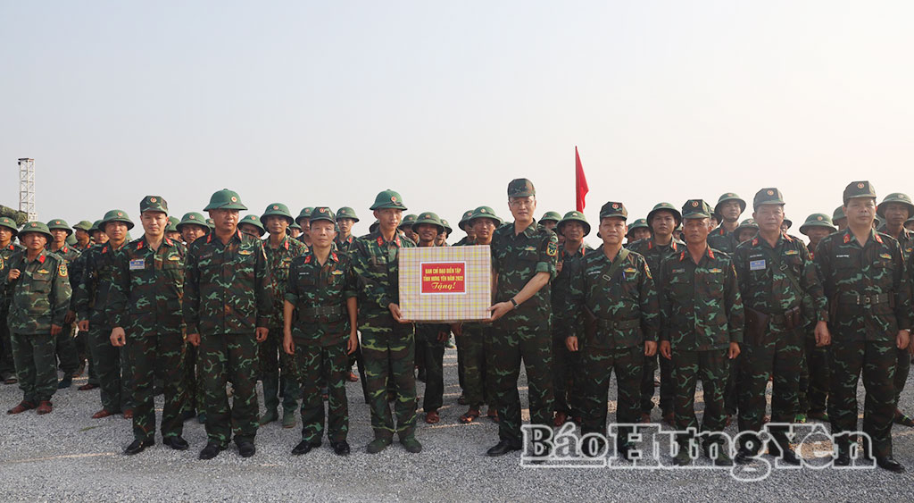 Đồng chí Nguyễn Hữu Nghĩa, Ủy viên Ban Chấp hành Trung ương Đảng, Bí thư Tỉnh ủy, Bí thư Đảng ủy Quân sự tỉnh tặng quà lực lượng tham gia diễn tập khu vực phòng thủ tỉnh năm 2022 (ảnh tư liệu).