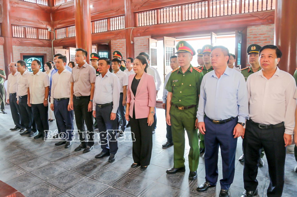 Đồng chí Trần Cẩm Tú, Ủy viên Bộ Chính trị, Thường trực Ban Bí thư và đoàn công tác dâng hương tưởng niệm Đại tướng Võ Nguyên Giáp tại Đền thờ Đại tướng Võ Nguyên Giáp, xã Đông Hưng.