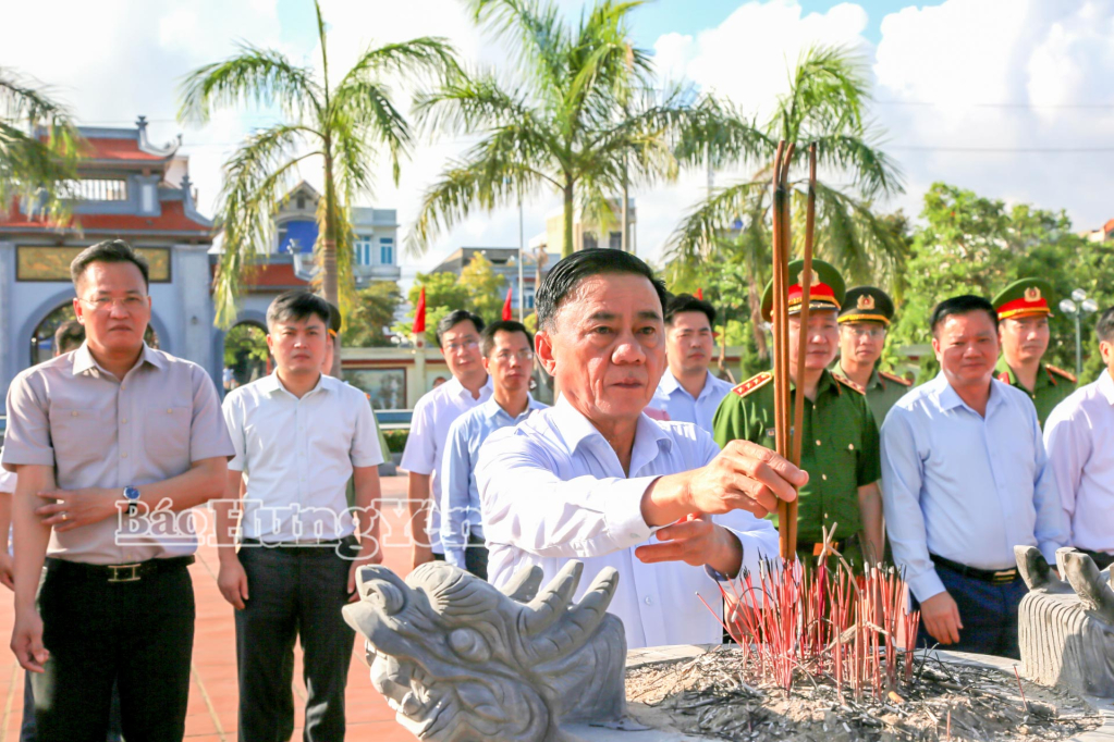 Đồng chí Trần Cẩm Tú, Ủy viên Bộ Chính trị, Thường trực Ban Bí thư dâng hương tưởng niệm Đại tướng Võ Nguyên Giáp tại Đền thờ Đại tướng Võ Nguyên Giáp, xã Đông Hưng.