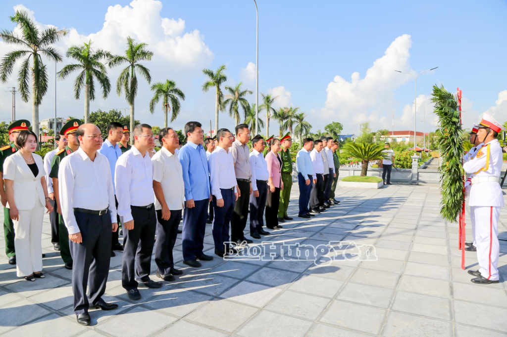 Đồng chí Trần Cẩm Tú, Ủy viên Bộ Chính trị, Thường trực Ban Bí thư và đoàn công tác dâng hương tưởng niệm các Anh hùng liệt sĩ tại Nghĩa trang liệt sĩ, xã Đông Hưng.