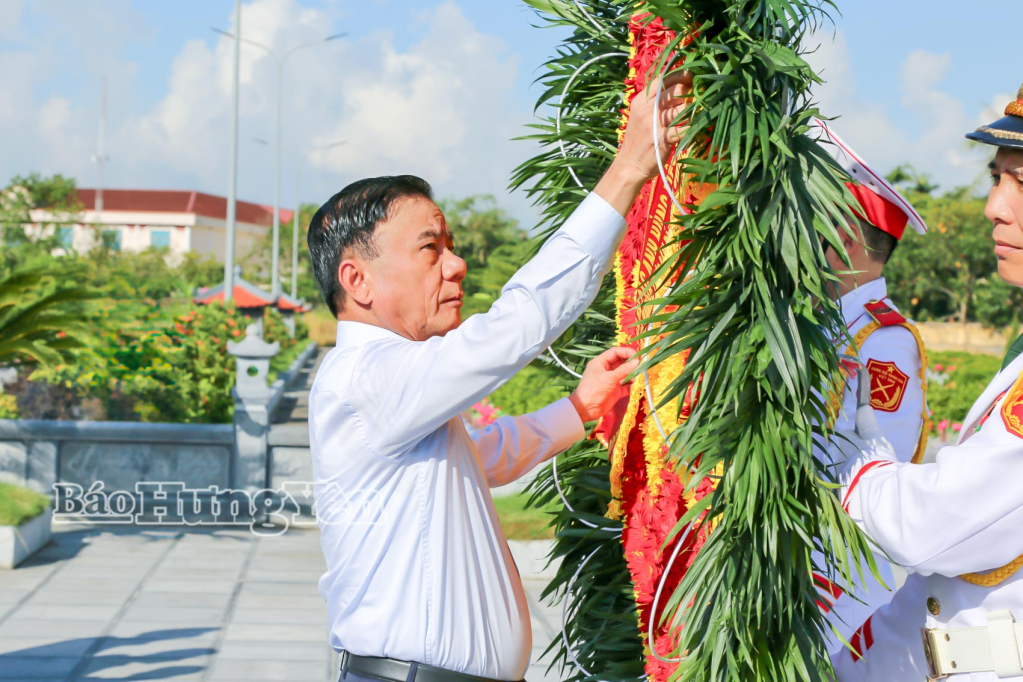 Đồng chí Trần Cẩm Tú, Ủy viên Bộ Chính trị, Thường trực Ban Bí thư dâng vòng hoa tưởng niệm các Anh hùng liệt sĩ tại Nghĩa trang liệt sĩ, xã Đông Hưng.