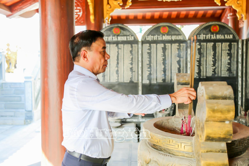 Đồng chí Trần Cẩm Tú, Ủy viên Bộ Chính trị, Thường trực Ban Bí thư dâng hương tưởng niệm các Anh hùng liệt sĩ tại Nghĩa trang liệt sĩ, xã Đông Hưng.
