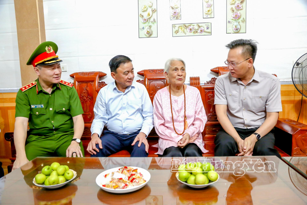 Các đồng chí Trần Cẩm Tú, Ủy viên Bộ Chính trị, Thường trực Ban Bí thư; Nguyễn Hữu Nghĩa, Ủy viên Ban Chấp hành Trung ương Đảng, Bí thư Tỉnh ủy và đại diện lãnh đạo Bộ Công an thăm hỏi, động viên mẹ liệt sĩ Lã Thị Nở, thôn Tân Sơn, xã Đông Hưng.