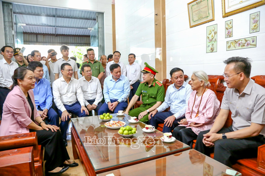 Đồng chí Trần Cẩm Tú, Ủy viên Bộ Chính trị, Thường trực Ban Bí thư và đoàn công tác thăm hỏi, động viên mẹ liệt sĩ Lã Thị Nở, thôn Tân Sơn, xã Đông Hưng.