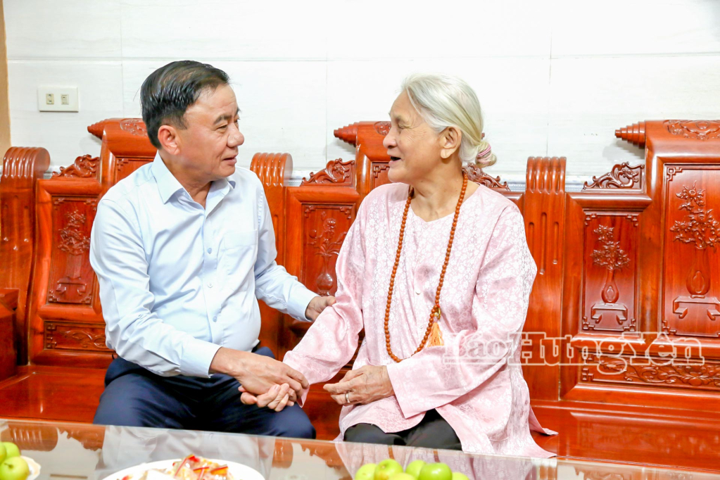 Đồng chí Trần Cẩm Tú, Ủy viên Bộ Chính trị, Thường trực Ban Bí thư thăm hỏi, động viên mẹ liệt sĩ Lã Thị Nở, xã Đông Hưng.