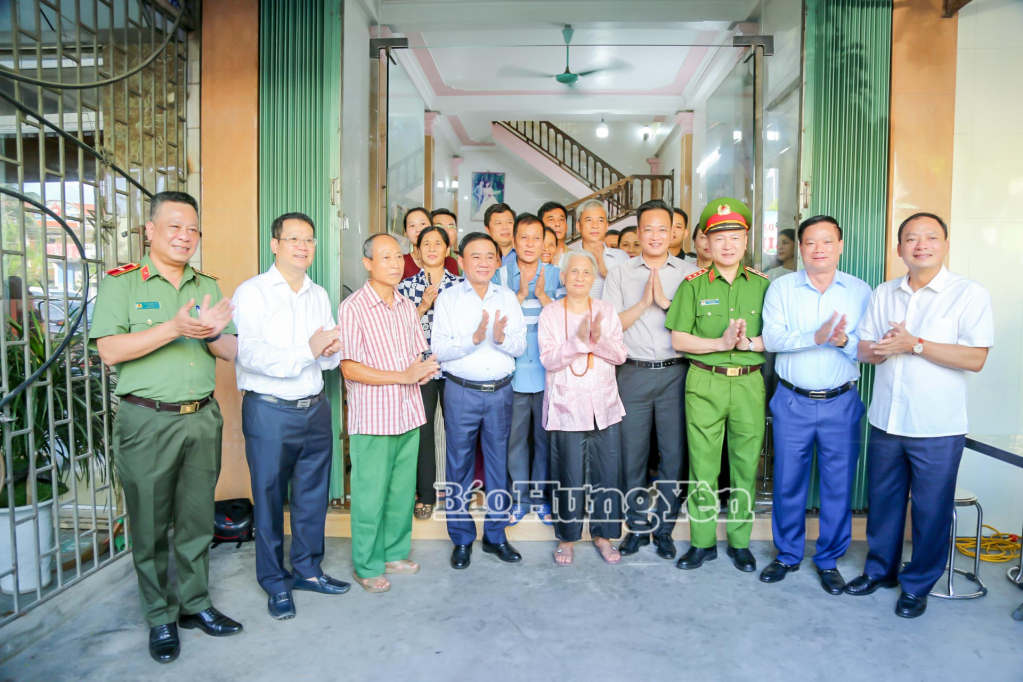 Đồng chí Trần Cẩm Tú, Ủy viên Bộ Chính trị, Thường trực Ban Bí thư và đoàn công tác chụp ảnh lưu niệm cùng gia đình mẹ liệt sĩ Lã Thị Nở, xã Đông Hưng.