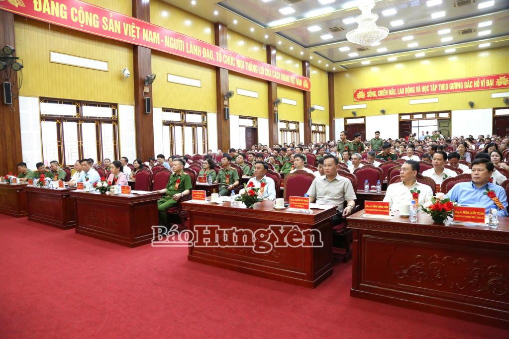 Đồng chí Trần Cẩm Tú, Ủy viên Bộ Chính trị, Thường trực Ban Bí thư và các đại biểu dự ngày hội toàn dân bảo vệ an ninh Tổ quốc tại xã Đông Hưng.