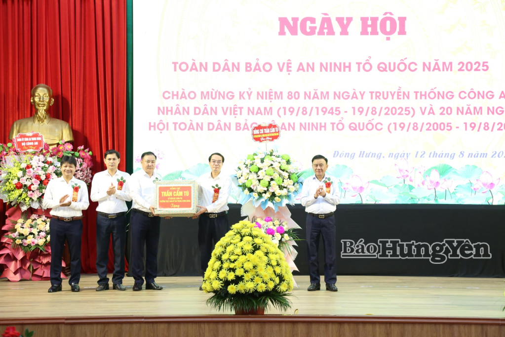 Đồng chí Trần Cẩm Tú, Ủy viên Bộ Chính trị, Thường trực Ban Bí thư tặng hoa và quà chúc mừng ngày hội toàn dân bảo vệ an ninh Tổ quốc tại xã Đông Hưng.