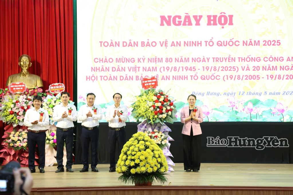 Đồng chí Nguyễn Thị Thu Hà, Ủy viên Ban Chấp hành Trung ương Đảng, Phó Chủ tịch, Tổng Thư ký Ủy ban Trung ương MTTQ Việt Nam tặng hoa chúc mừng ngày hội toàn dân bảo vệ an ninh Tổ quốc tại xã Đông Hưng.