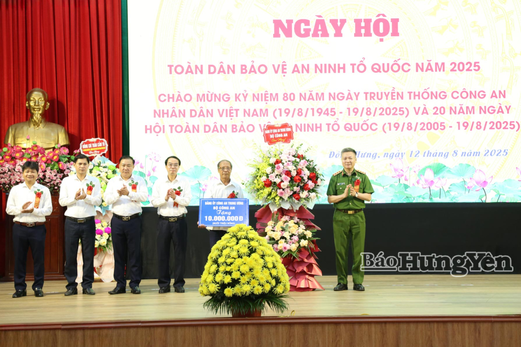Thượng tướng Nguyễn Ngọc Lâm, Thứ trưởng Bộ Công an tặng hoa chúc mừng ngày hội toàn dân bảo vệ an ninh Tổ quốc tại xã Đông Hưng.