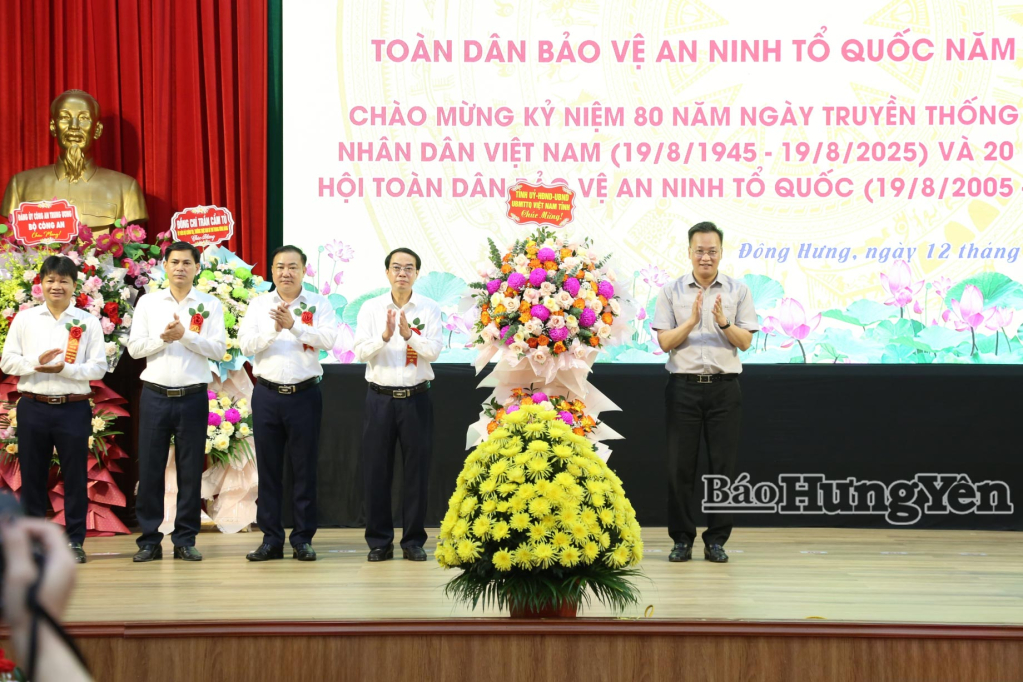 Đồng chí Nguyễn Hữu Nghĩa, Ủy viên Ban Chấp hành Trung ương Đảng, Bí thư Tỉnh ủy tặng hoa chúc mừng ngày hội toàn dân bảo vệ an ninh Tổ quốc tại xã Đông Hưng.