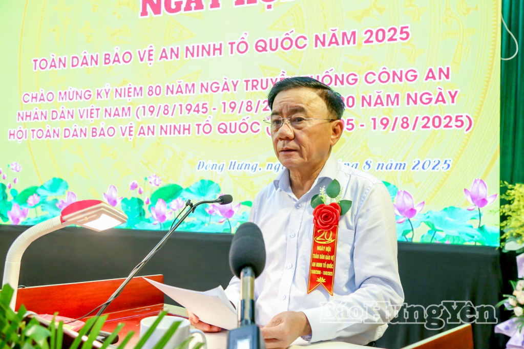 Đồng chí Trần Cẩm Tú, Ủy viên Bộ Chính trị, Thường trực Ban Bí thư phát biểu tại ngày hội toàn dân bảo vệ an ninh Tổ quốc của xã Đông Hưng.