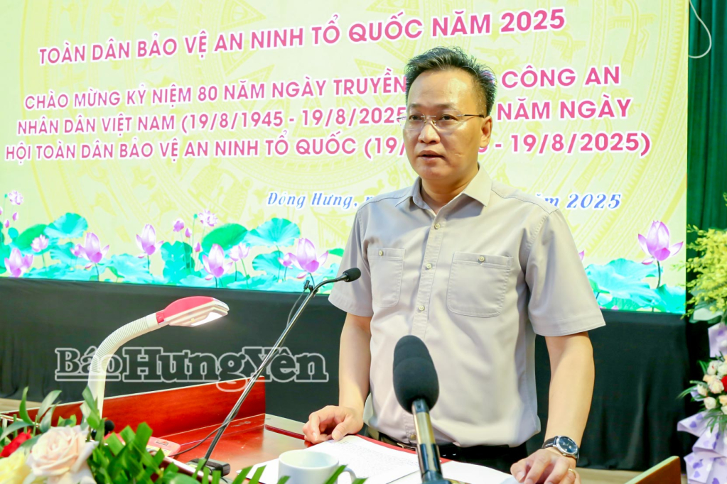 Đồng chí Nguyễn Hữu Nghĩa, Ủy viên Ban Chấp hành Trung ương Đảng, Bí thư Tỉnh ủy phát biểu tại ngày hội toàn dân bảo vệ an ninh Tổ quốc của xã Đông Hưng.