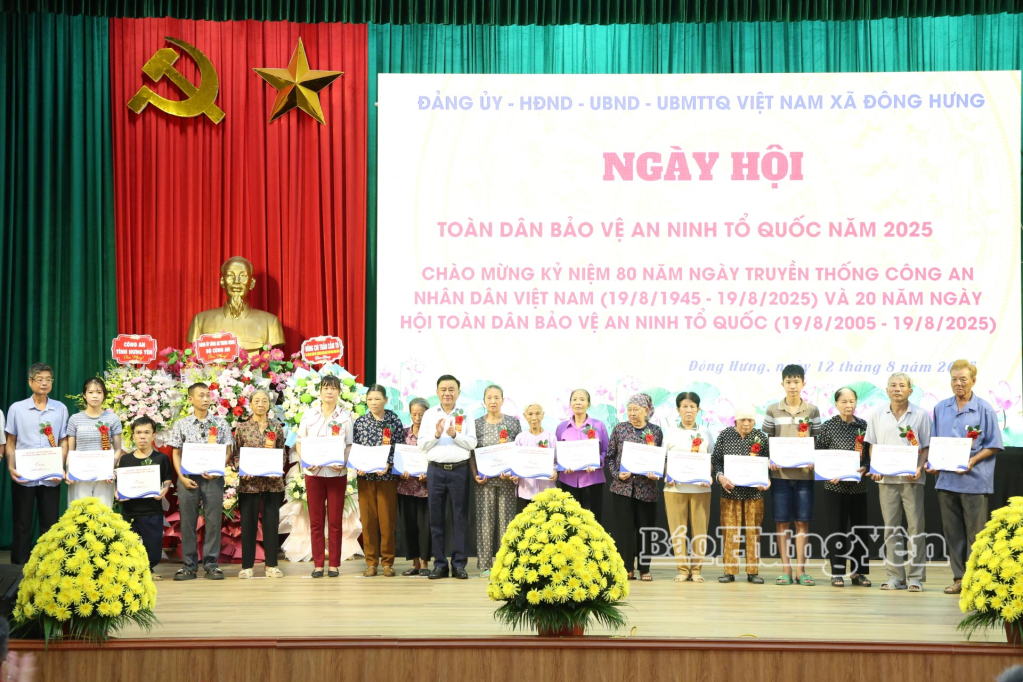 Đồng chí Trần Cẩm Tú, Ủy viên Bộ Chính trị, Thường trực Ban Bí thư tặng quà động viên hộ nghèo, hộ có hoàn cảnh khó khăn của xã Đông Hưng.
