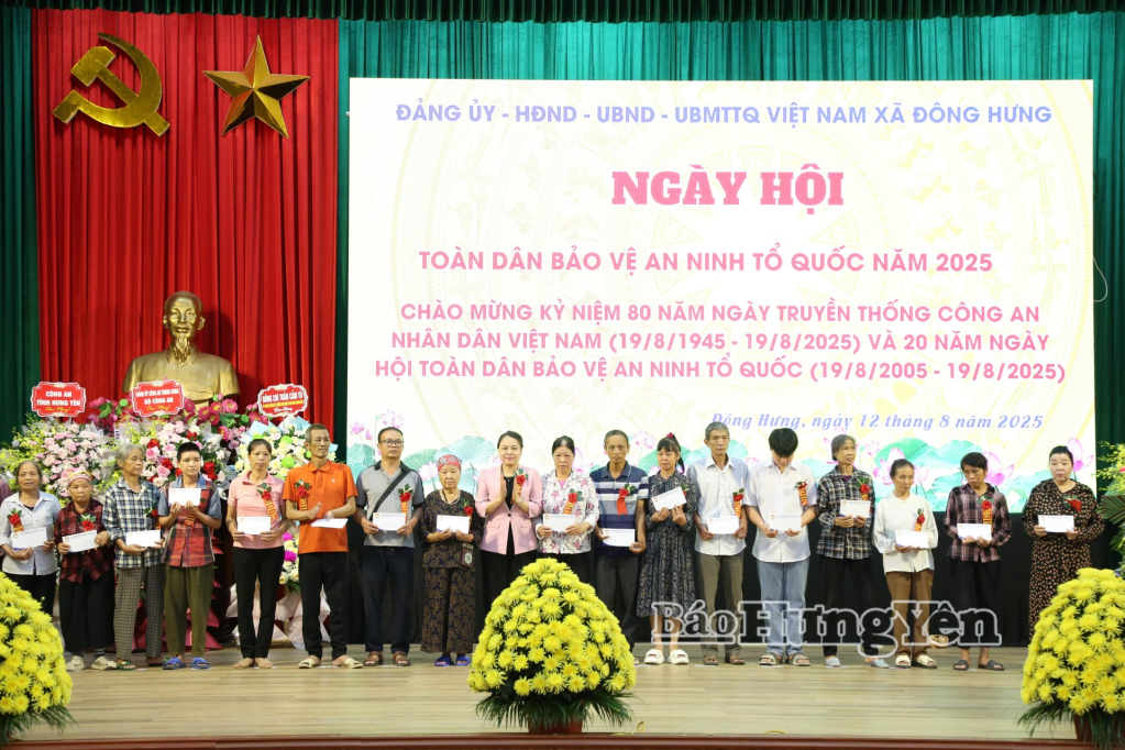 Đồng chí Nguyễn Thị Thu Hà, Ủy viên Ban Chấp hành Trung ương Đảng, Phó Chủ tịch, Tổng Thư ký Ủy ban Trung ương MTTQ Việt Nam tặng quà động viên hộ nghèo, hộ có hoàn cảnh khó khăn của xã Đông Hưng.