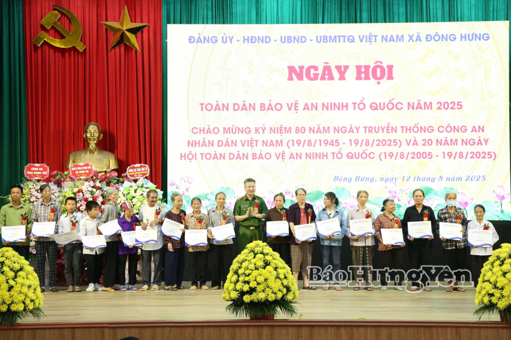Thượng tướng Nguyễn Ngọc Lâm, Thứ trưởng Bộ Công an tặng quà động viên hộ nghèo, hộ có hoàn cảnh khó khăn của xã Đông Hưng.