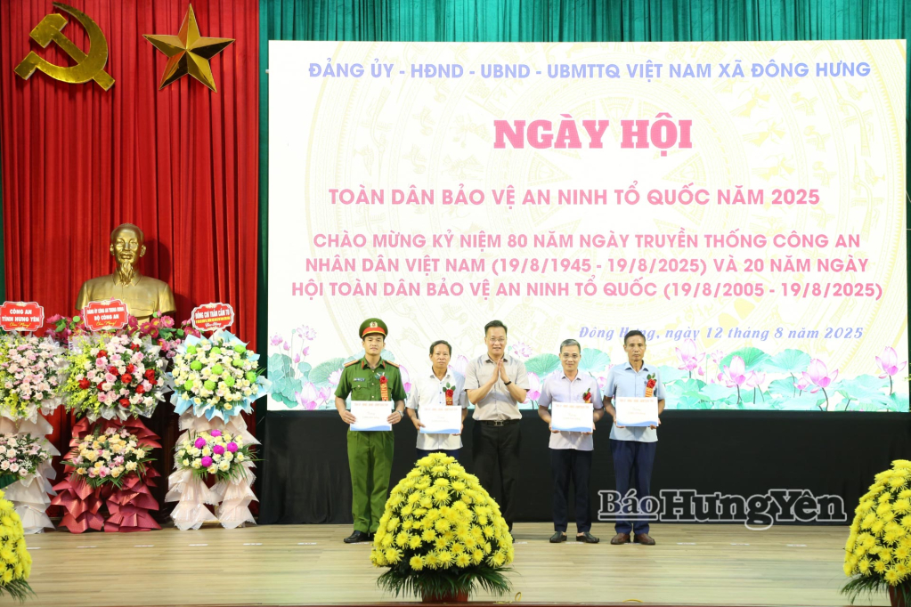 Đồng chí Nguyễn Hữu Nghĩa, Ủy viên Ban Chấp hành Trung ương Đảng, Bí thư Tỉnh ủy tặng quà động viên các mô hình tự quản tiêu biểu trong phong trào toàn dân bảo vệ an ninh Tổ quốc của xã Đông Hưng.