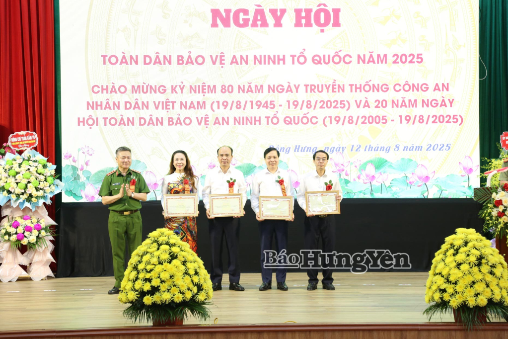 Thượng tướng Nguyễn Ngọc Lâm, Thứ trưởng Bộ Công an trao bằng khen của Bộ Công an khen thưởng các tập thể, cá nhân đạt thành tích xuất sắc trong phong trào toàn dân bảo vệ an ninh Tổ quốc.