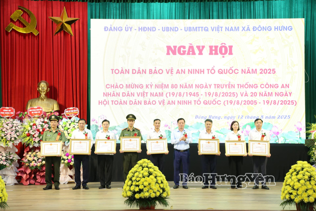 Đồng chí Nguyễn Khắc Thận, Phó Bí thư Tỉnh ủy, Chủ tịch UBND tỉnh trao bằng khen của UBND tỉnh tặng các tập thể, cá nhân đạt thành tích xuất sắc trong phong trào toàn dân bảo vệ an ninh Tổ quốc.