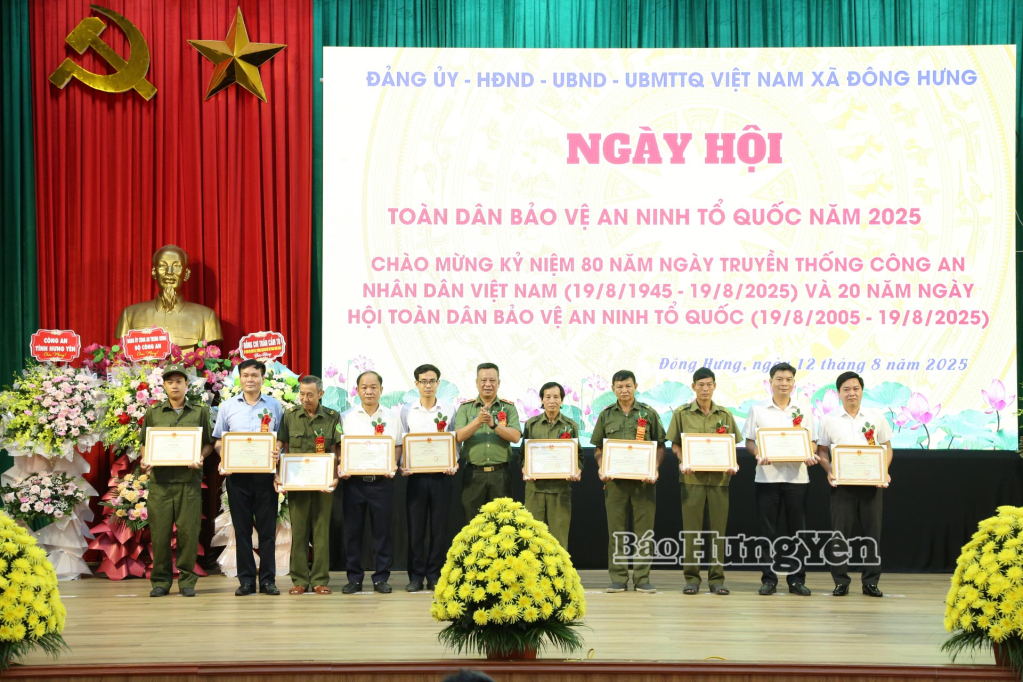 Thiếu tướng Trần Xuân Ánh, Ủy viên Ban Thường vụ Tỉnh ủy, Giám đốc Công an tỉnh trao giấy khen của Công an tỉnh tặng các tập thể, cá nhân đạt thành tích xuất sắc trong phong trào toàn dân bảo vệ an ninh Tổ quốc.