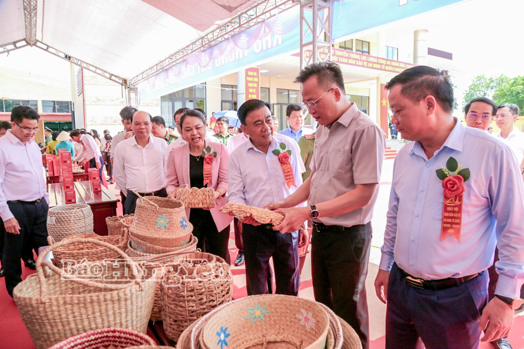 Đồng chí Trần Cẩm Tú, Ủy viên Bộ Chính trị, Thường trực Ban Bí thư tham quan các gian hàng giới thiệu sản phẩm OCOP của địa phương.