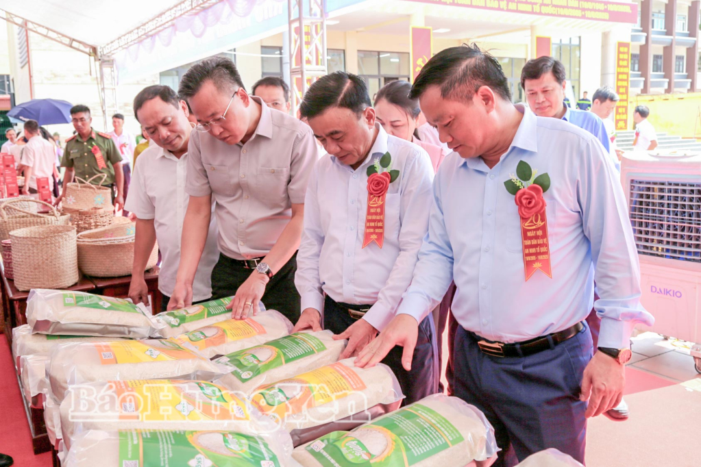 Đồng chí Trần Cẩm Tú, Ủy viên Bộ Chính trị, Thường trực Ban Bí thư tham quan các gian hàng giới thiệu sản phẩm OCOP của địa phương.