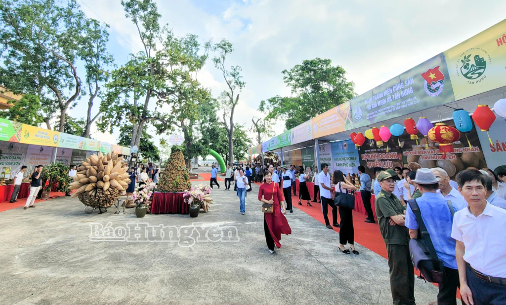 Không gian hội nghị xúc tiến thương mại tiêu thụ nhãn và các sản phẩm truyền thống xã Tân Hưng năm 2025.