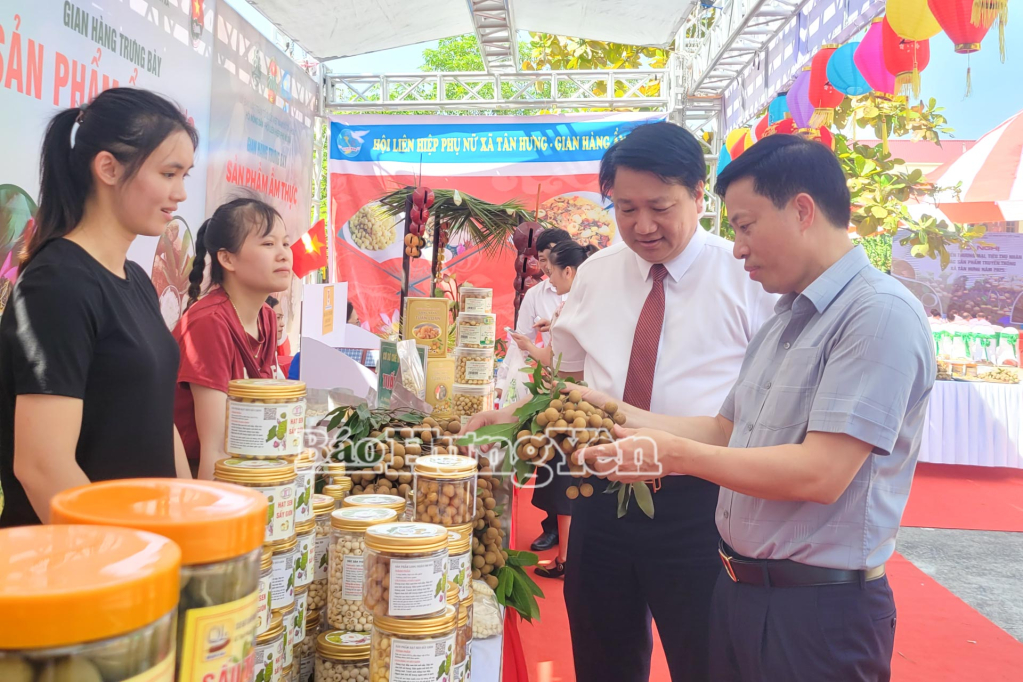 Đồng chí Phó Chủ tịch UBND tỉnh Lại Văn Hoàn tham quan gian hàng giới thiệu sản phẩm nhãn của xã Tân Hưng.