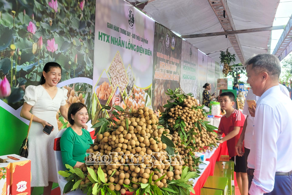 Một gian hàng nhãn đặc sản thu hút khách tham quan.