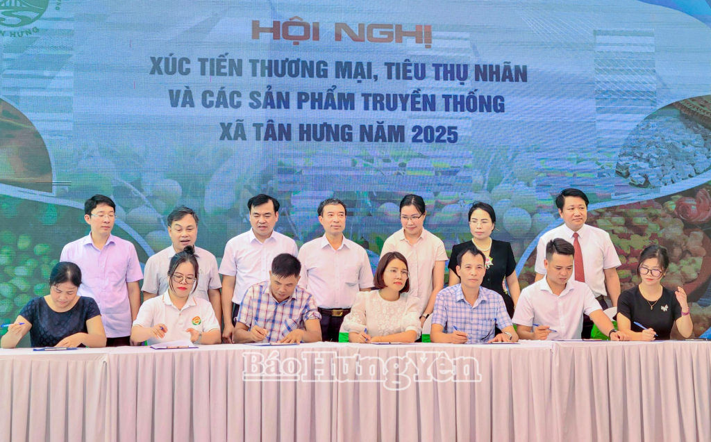 Các doanh nghiệp và hợp tác xã ký hợp đồng tiêu thụ nhãn năm 2025.