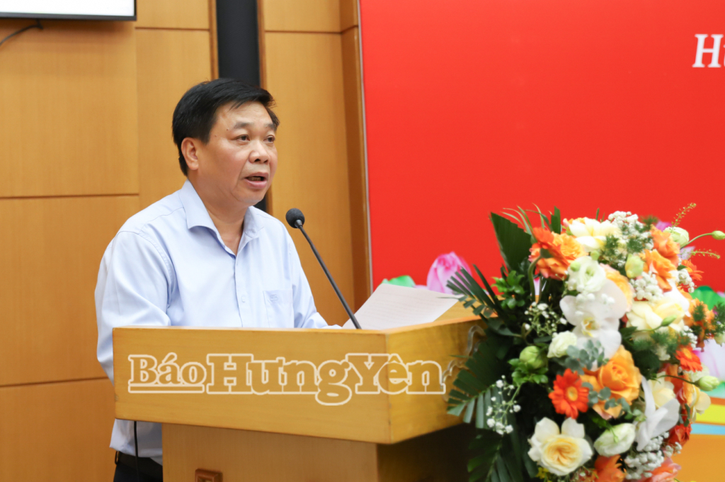 Đồng chí Nguyễn Quang Hưng, Ủy viên Ban Thường vụ Tỉnh ủy, Phó Chủ tịch Thường trực UBND tỉnh trình bày báo cáo tại hội nghị.