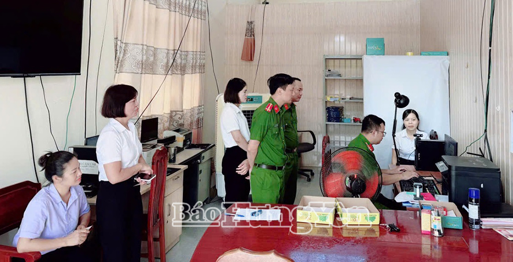 Công an xã Thư Trì triển khai thu nhận hồ sơ cấp đổi thẻ đảng viên.