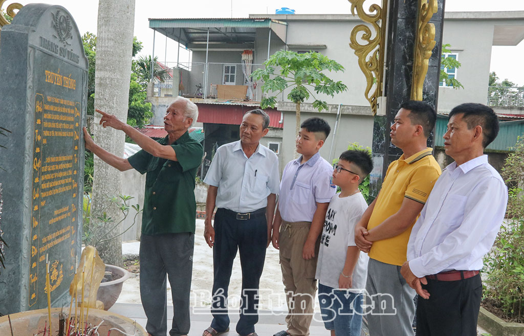 Giáo dục truyền thống cho thế hệ trẻ tại khu tưởng niệm của thôn Sơn Đồng (xã Minh Thọ).