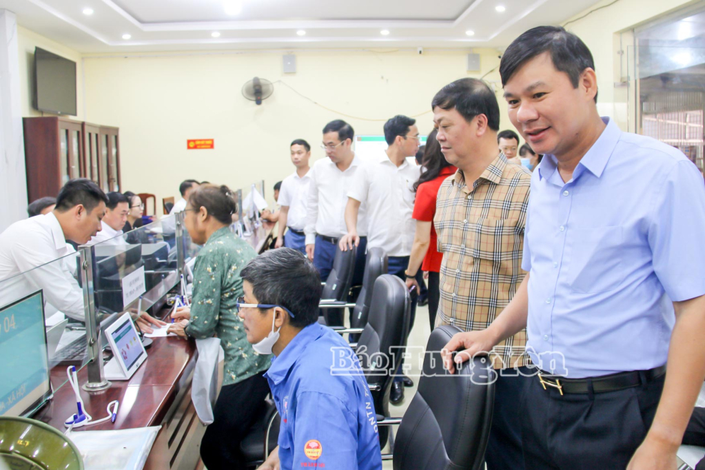 Đồng chí Phó Chủ tịch UBND tỉnh Nguyễn Lê Huy kiểm tra hoạt động của Trung tâm Phục vụ hành chính công xã Lương Bằng.