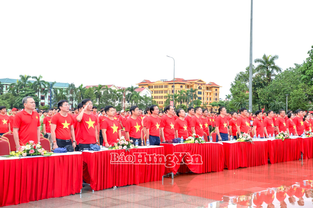 Các đại biểu thực hiện nghi thức chào cờ.