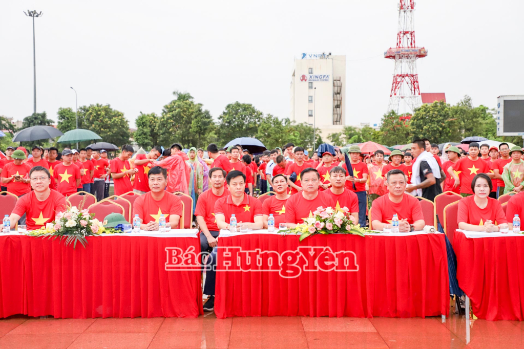 Đồng chí Chủ tịch UBND tỉnh Nguyễn Khắc Thận cùng các đại biểu tham gia chương trình đi bộ toàn quốc “Cùng Việt Nam tiến bước”.
