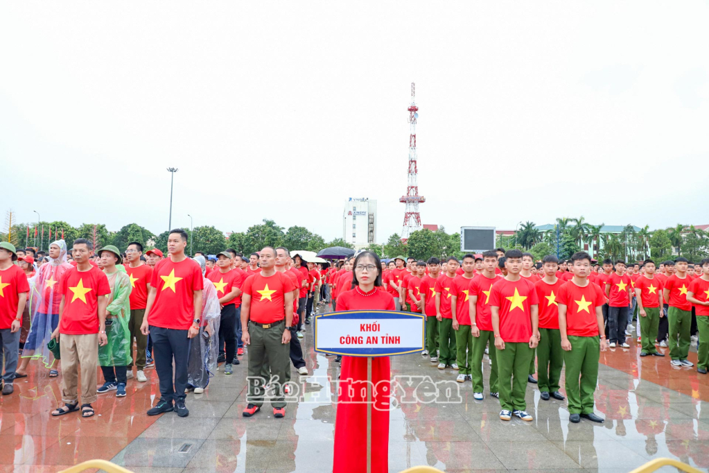 Cán bộ, chiến sĩ Công an tỉnh tham gia chương trình.