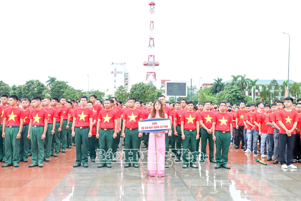 Cán bộ, chiến sĩ Bộ Chỉ huy Quân sự tỉnh tham gia chương trình.