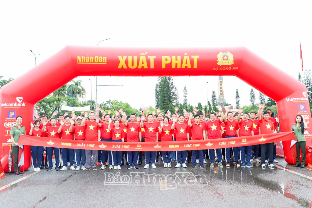 Đồng chí Chủ tịch UBND tỉnh Nguyễn Khắc Thận và các đại biểu ở vị trí xuất phát chương trình đi bộ toàn quốc “Cùng Việt Nam tiến bước”.