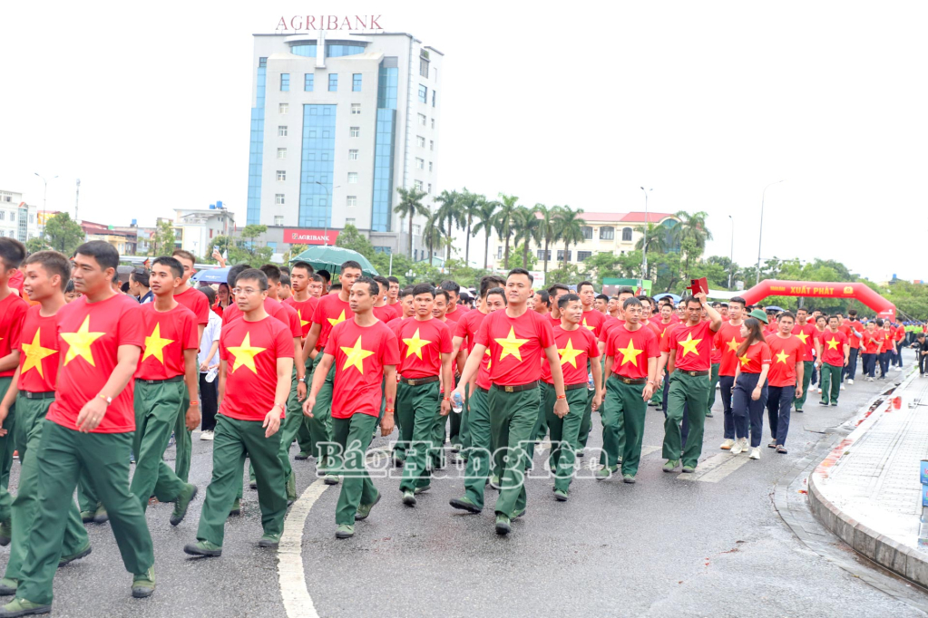 Cán bộ, chiến sĩ Bộ Chỉ huy Quân sự tỉnh tham gia chương trình.