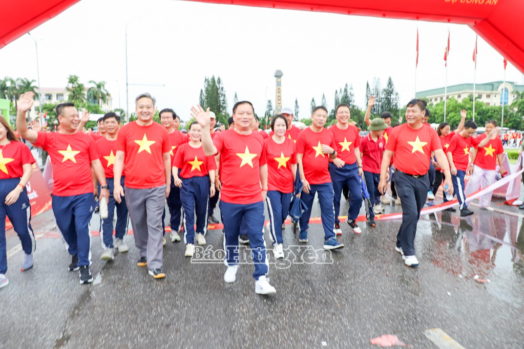 Đồng chí Chủ tịch UBND tỉnh Nguyễn Khắc Thận và các đại biểu về đích trong chương trình đi bộ toàn quốc “Cùng Việt Nam tiến bước