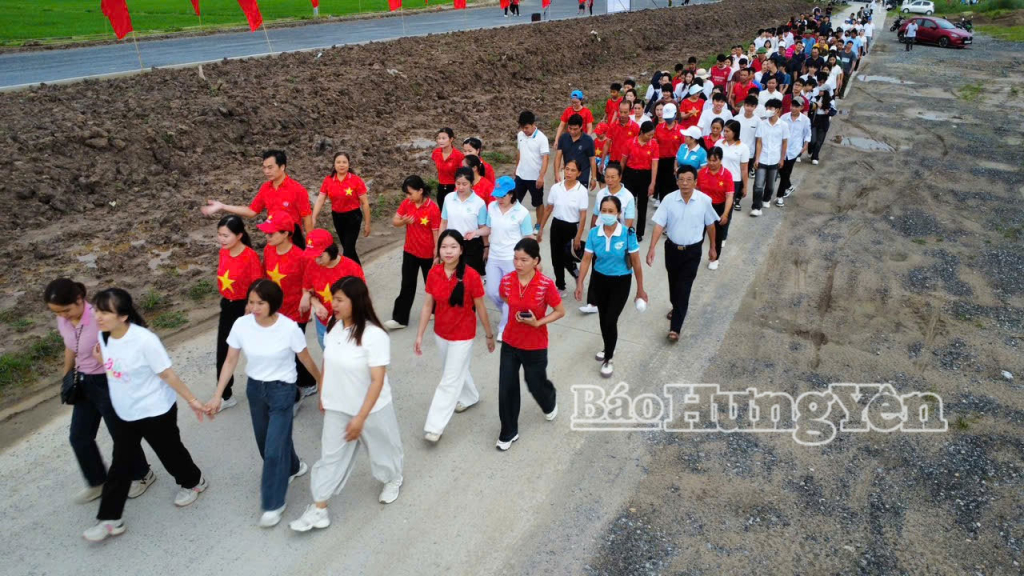 Các đại biểu và các tầng lớp Nhân dân xã Nguyễn Trãi đi bộ tham gia sự kiện “Cùng Việt Nam tiến bước”.. Ảnh: Đào Doan