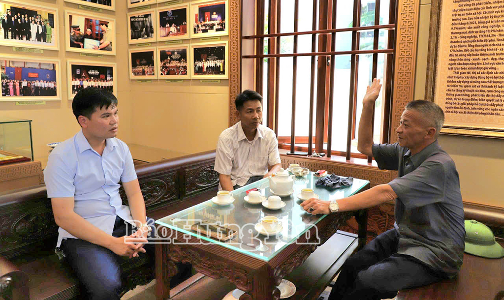 Ông Nguyễn Kim Long (áo đen), Trưởng ban Công tác Mặt trận thôn Ngọc Lập chia sẻ những câu chuyện lịch sử của địa phương.
