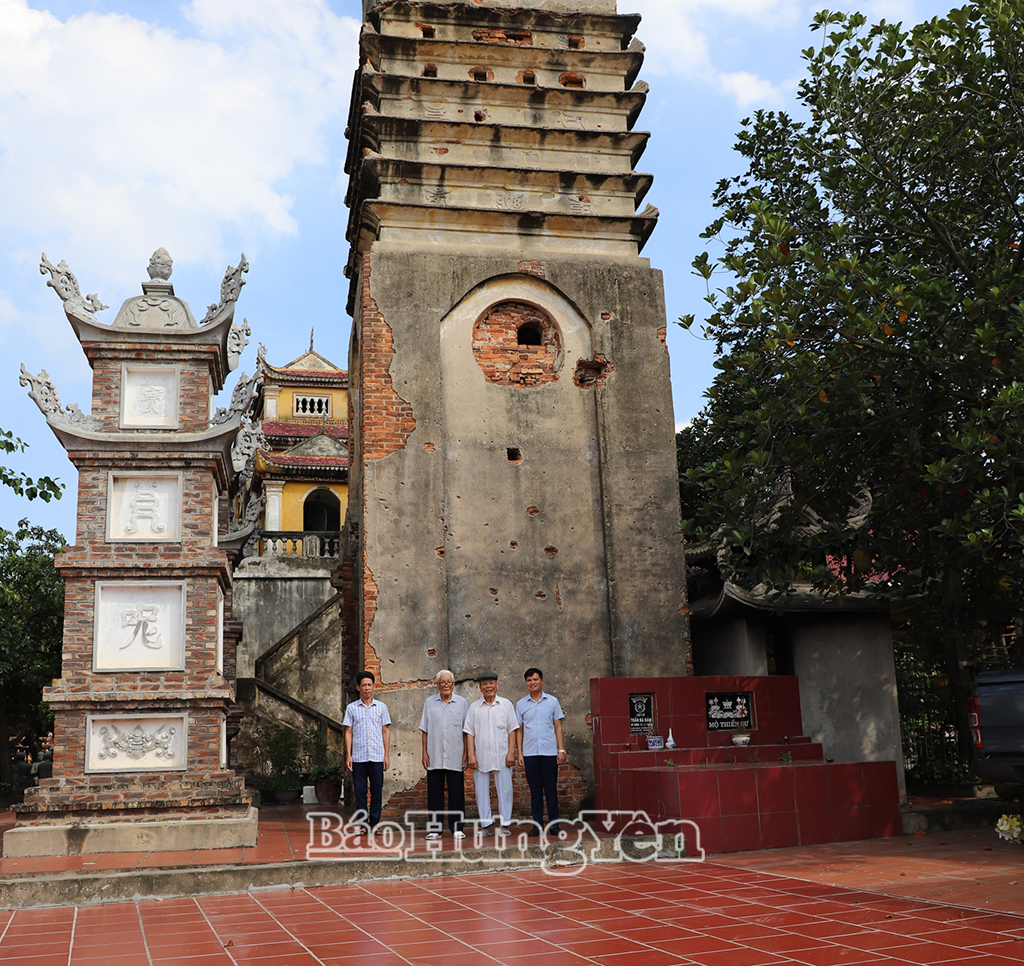 Cán bộ, đảng viên phường Đường Hào trước ngôi tháp Linh Quang vô cực.