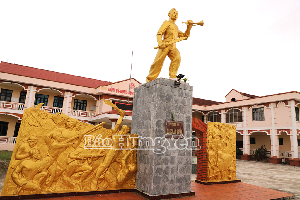 Tượng đài Du kích làng Nguyễn ở xã Đông Hưng.
