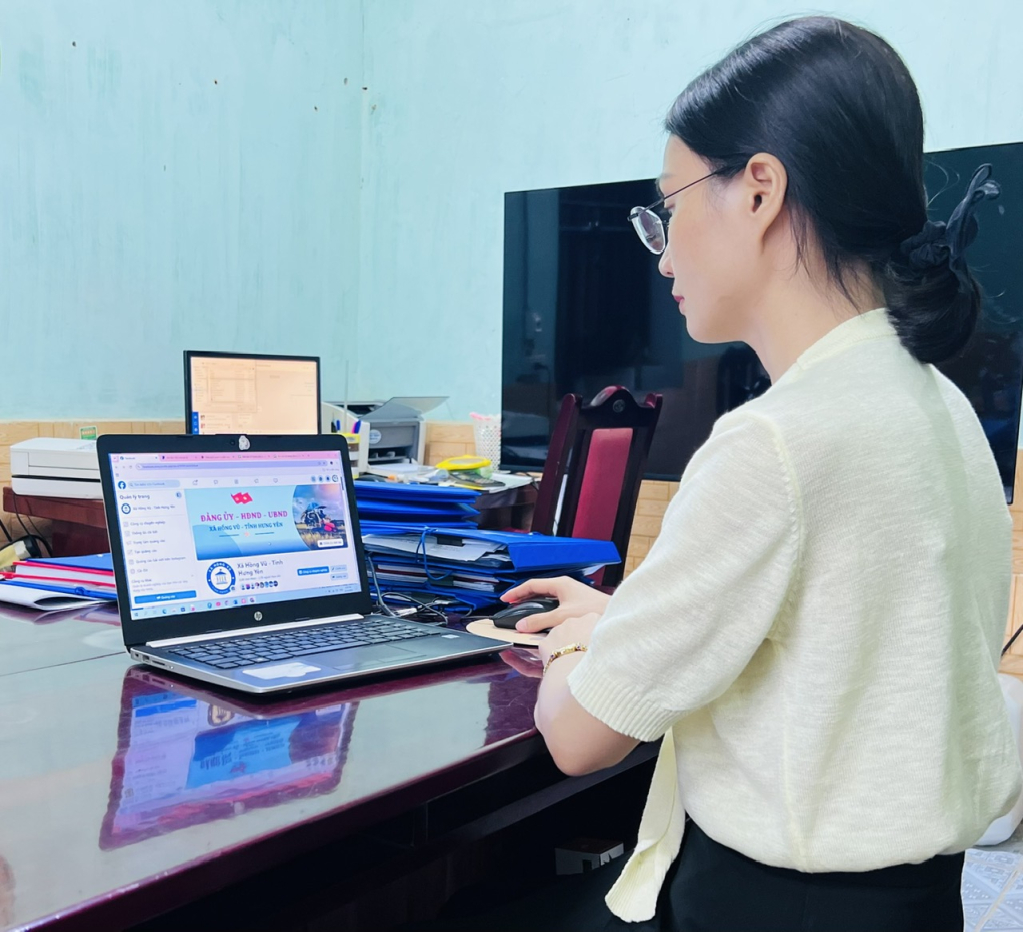 Cán bộ Phòng Văn hóa - Xã hội xã Hồng Vũ đăng bài trên trang fanpage của xã.